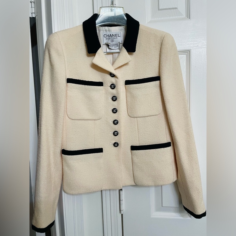 Vintage CHANEL Ivory & Black Bouclé Tweed Skirt Suit - Picture 3 of 13